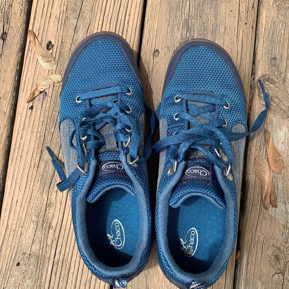 Tennis shoes